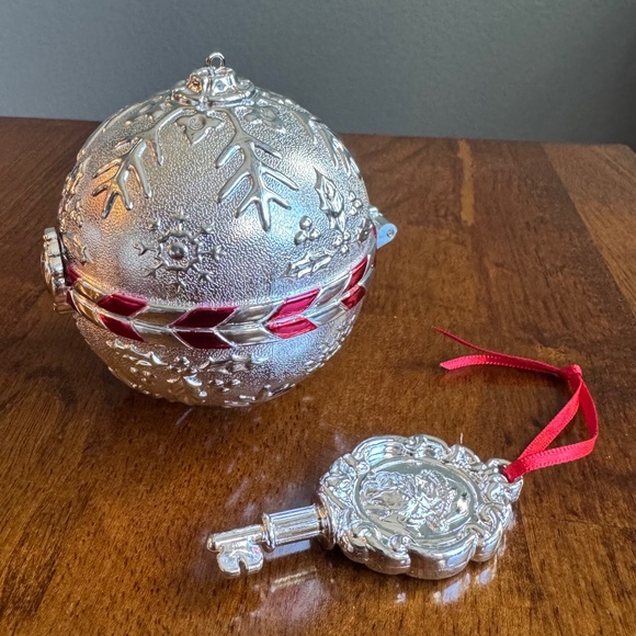 Hallmark Keepsake Ornament “Secret Santa Ball” - Picture 6 of 8
